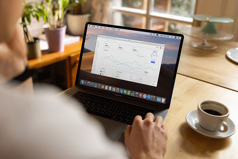 Graphiques analytiques affichant les statistiques d’un site web dans un tableau de bord.